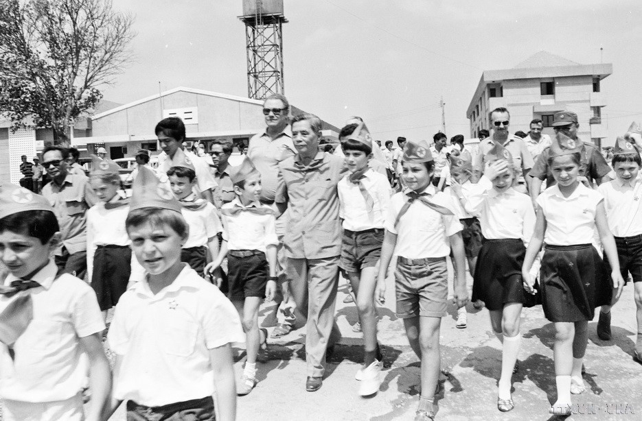 El Secretario General Nguyen Van Linh visita a la familia de los expertos soviéticos que participaron en la construcción de la central hidroeléctrica de Tri An (20 de abril de 1987). (Fuente: VNA)