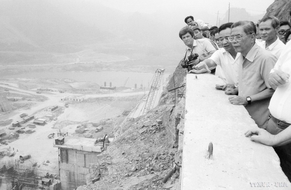 El Secretario General Nguyen Van Linh visita las obras de la central hidroeléctrica de Hoa Binh en el río Da, a la altura 123 de la margen derecha (3 de mayo de 1987). (Fuente: VNA)