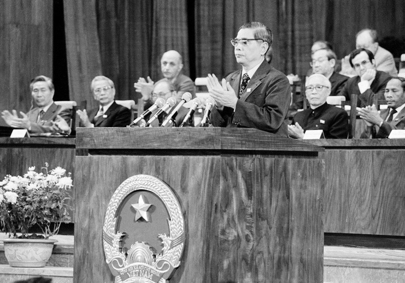 El Secretario General Nguyen Van Linh pronuncia el discurso de clausura del VI Congreso del Partido, el 18 de diciembre de 1986. (Fuente: VNA)