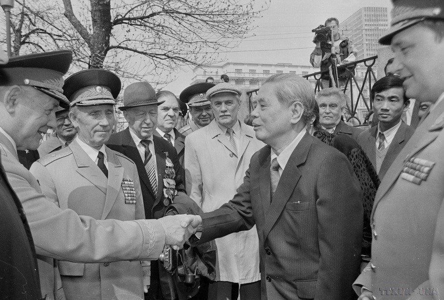 Veteranos soviéticos reciben al Secretario General Nguyen Van Linh durante su visita a la Unión Soviética (Moscú, 1991). (Fuente: VNA)