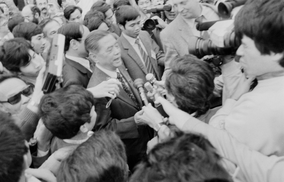 El Secretario General Nguyen Van Linh responde a las preguntas de la prensa sobre la política de renovación del Partido tras la clausura del VI Congreso Nacional del Partido (diciembre de 1986). (Fuente: VNA)