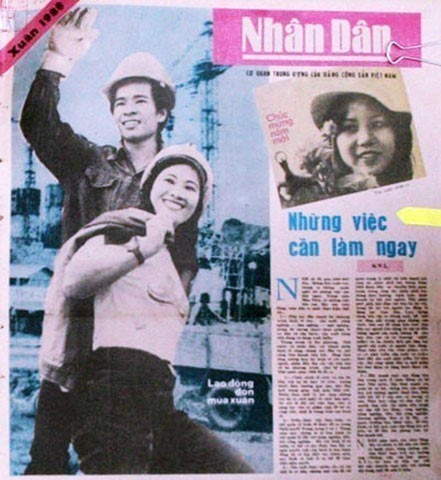 El 25 de mayo de 1987, el periódico Nhan Dan (Pueblo) publicó el artículo "Acciones inmediatas" del Secretario General Nguyen Van Linh, lo que causó un gran impacto en la opinión pública. Posteriormente, la mayoría de los periódicos y emisoras de radio publicaron columnas en respuesta a "Acciones inmediatas", lo que dio un nuevo impulso a la actividad periodística, combatiendo con firmeza los fenómenos negativos y conservadores, a la vez que impulsaba nuevos factores positivos. (Foto: VNA)