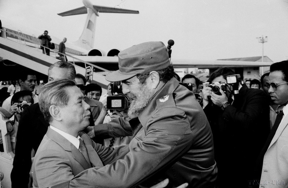 El presidente de los Consejos de Estado y de Ministros de Cuba, Fidel Castro, recibe al Secretario General Nguyen Van Linh en una visita oficial de amistad a Cuba, del 24 al 29 de abril de 1989. (Fuente: VNA)