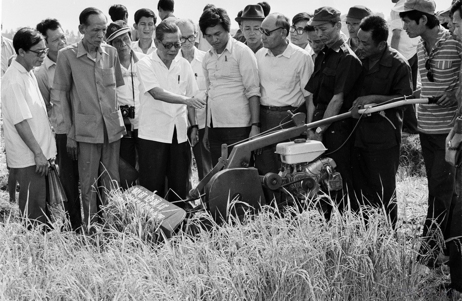 El Secretario General Nguyen Van Linh observa la máquina cortadora de arroz de la Cooperativa Phuoc Tu (Long An, 1988). (Fuente: VNA)