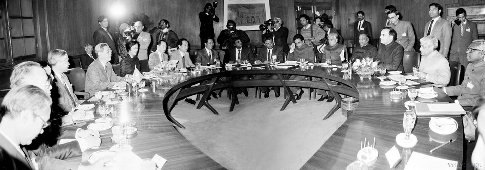 El Secretario General Nguyen Van Linh conversa con el primer ministro Rajiv Gandhi durante su visita de amistad a la India, del 23 al 28 de enero de 1989. (Fuente: VNA)