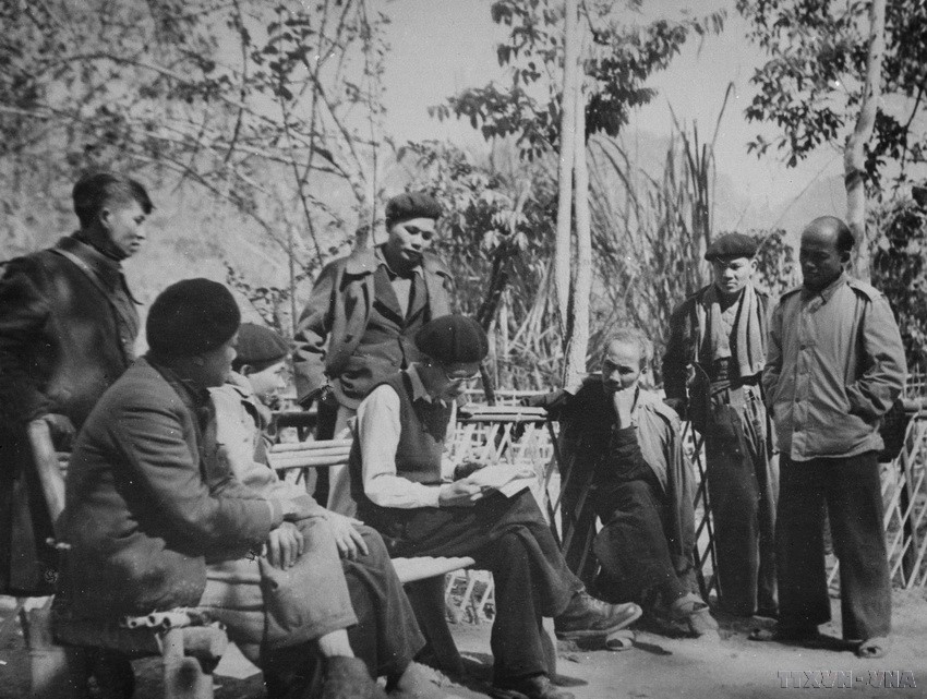 El Presidente Ho Chi Minh habla con los delegados que asistieron al segundo Congreso Nacional del Partido durante el receso. (febrero de 1951). (Foto: VNA)