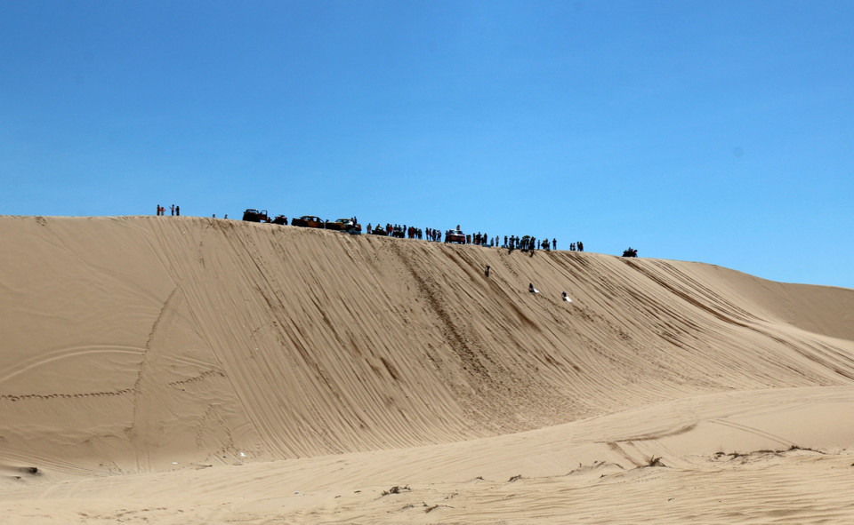 Las altas dunas entusiasman a los visitantes, que disfrutan de juegos y actividades de aventura. (Foto: VNA)
