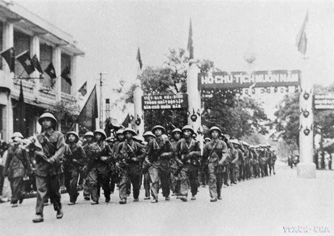 Las tropas de la 308.ª División del Ejército de Vanguardia marcharon hacia la ciudad, anticipando el caluroso recibimiento de la población de Hanoi. (Foto: Archivos de VNA)