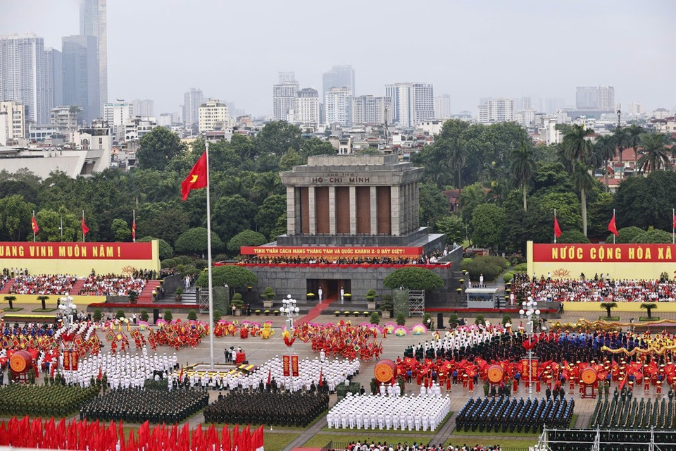 Las unidades de desfile ensayan antes de que comience el ensayo general completo. (Foto: Doan Tan - VNA)