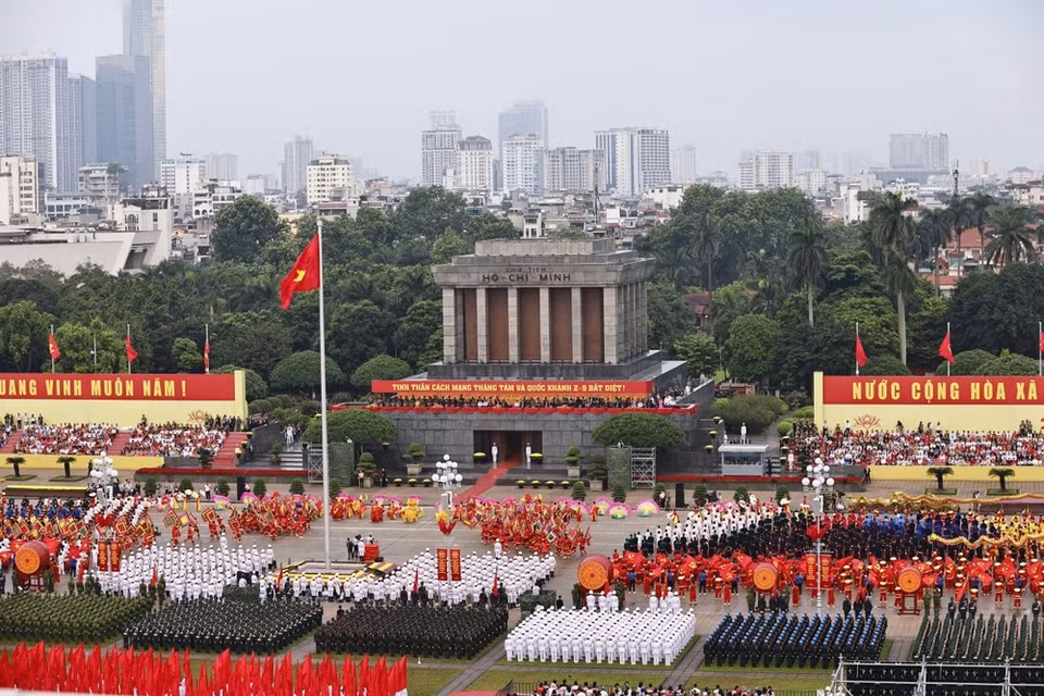Las unidades de desfile ensayan antes de que comience el ensayo general completo. (Foto: Doan Tan - VNA)