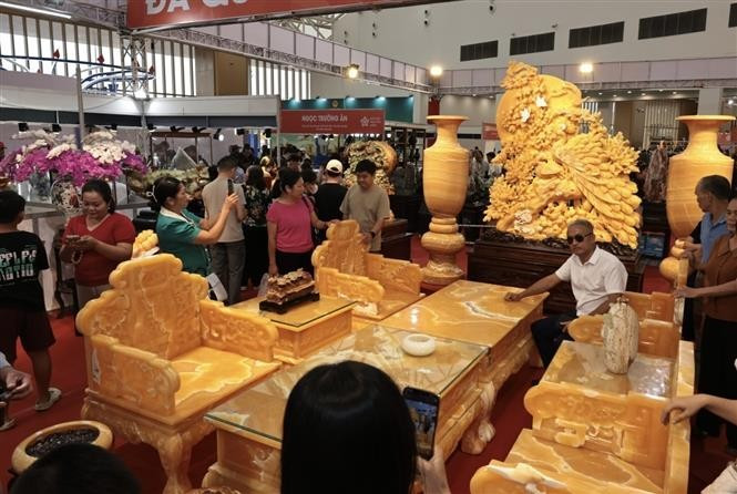 Conjunto de mesas y sillas hechas con piedras preciosas. (Foto: VNA)