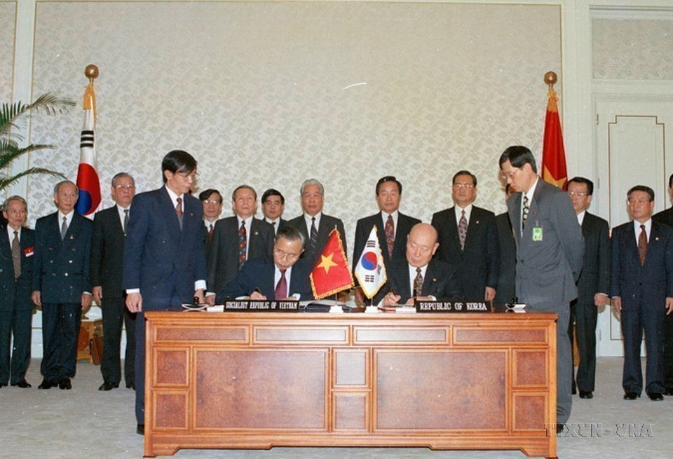 El ministro de Relaciones Exteriores de Vietnam, Nguyen Manh Cam, y su homólogo surcoreano Gong Ro-myeong firmaron un acuerdo para el préstamo de capital de la Asistencia Oficial de Desarrollo a la nación indochina (Seúl, 12 de abril de 1995). (Foto: VNA)