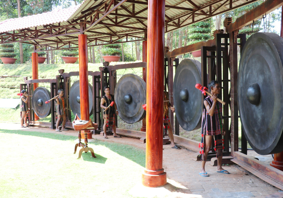 Artesanos del pueblo Stieng interpretando melodías con gongs en el Área de Conservación Cultural Étnica Stieng en Bom Bo. (Foto: VNA)