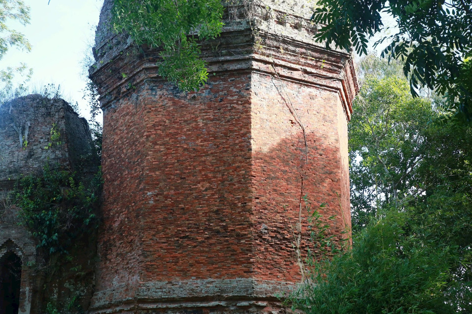 La torre Bng An se encuentra actualmente en un estado de abandono, a la espera de inversiones para su conservación y restauración. (Fuente: VNA)