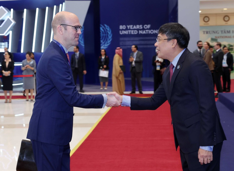 El viceministro permanente de Relaciones Exteriores, Nguyen Minh Vu, da la bienvenida a los jefes de delegación que asisten a la ceremonia de firma de la Convención de las Naciones Unidas contra la Ciberdelincuencia (Convención de Hanoi) en Hanoi. (Foto: VNA)