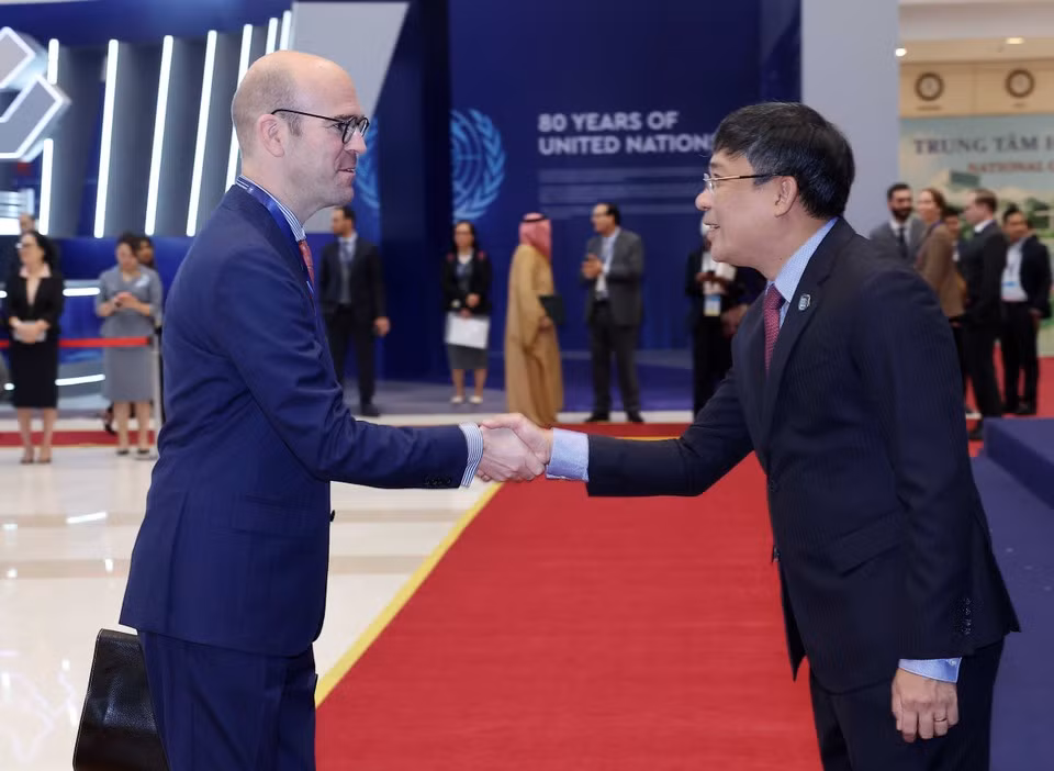 El viceministro permanente de Relaciones Exteriores, Nguyen Minh Vu, da la bienvenida a los jefes de delegación que asisten a la ceremonia de firma de la Convención de las Naciones Unidas contra la Ciberdelincuencia (Convención de Hanoi) en Hanoi. (Foto: VNA)