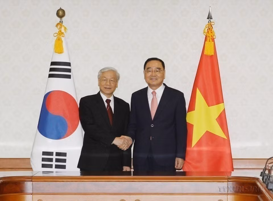 El secretario general del PCV, Nguyen Phu Trong, se reunió con el primer ministro surcoreano Jung Hong-won durante su visita de Estado a Corea del Sur, el 2 de octubre de 2014 en Seúl. (Foto: VNA)