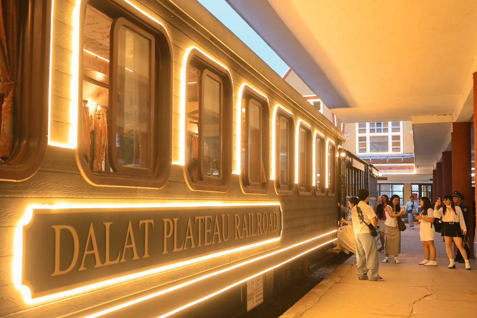 El tren “Noche de ensueño en Da Lat” se ha convertido en una de las actividades más populares entre los visitantes de la ciudad. (Foto: VNA)