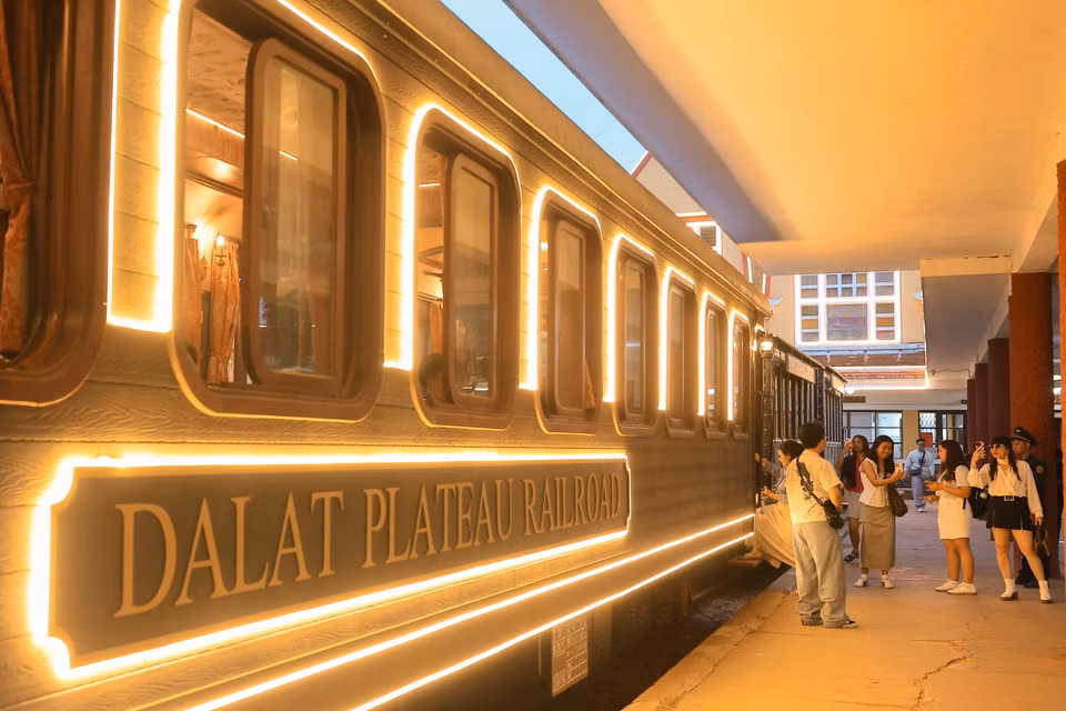El tren “Noche de ensueño en Da Lat” se ha convertido en una de las actividades más populares entre los visitantes de la ciudad. (Foto: VNA)