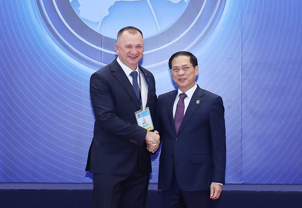 El viceprimer ministro Bui Thanh Son da la bienvenida a los jefes de las delegaciones que asisten a la ceremonia de firma de la Convención de las Naciones Unidas contra la Ciberdelincuencia (Convención de Hanoi) en Hanoi. (Foto: VNA)