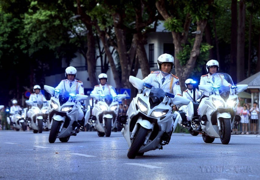 Oficiales del Comando de Guardia (Ministerio de Seguridad Pública) realizan una exhibición de motos en formación zigzagueante con postes en la calle peatonal del Lago Hoan Kiem (Espada Restituida), en Hanoi. (Foto: VNA)