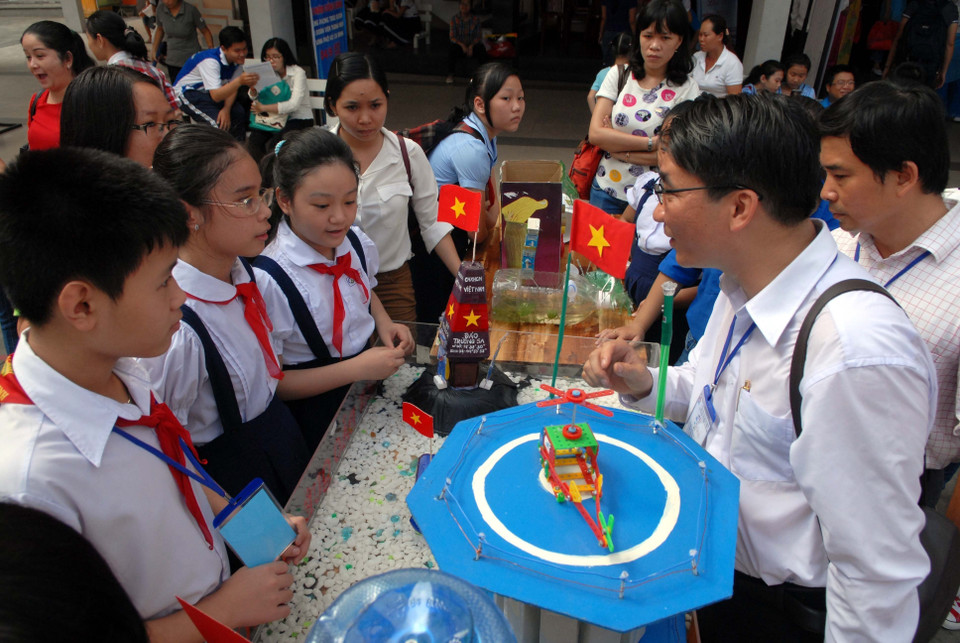 El jurado evalúa los productos presentados en el concurso de creatividad para niños y jóvenes de Ciudad Ho Chi Minh, décima edición de 2015. (Foto: VNA)