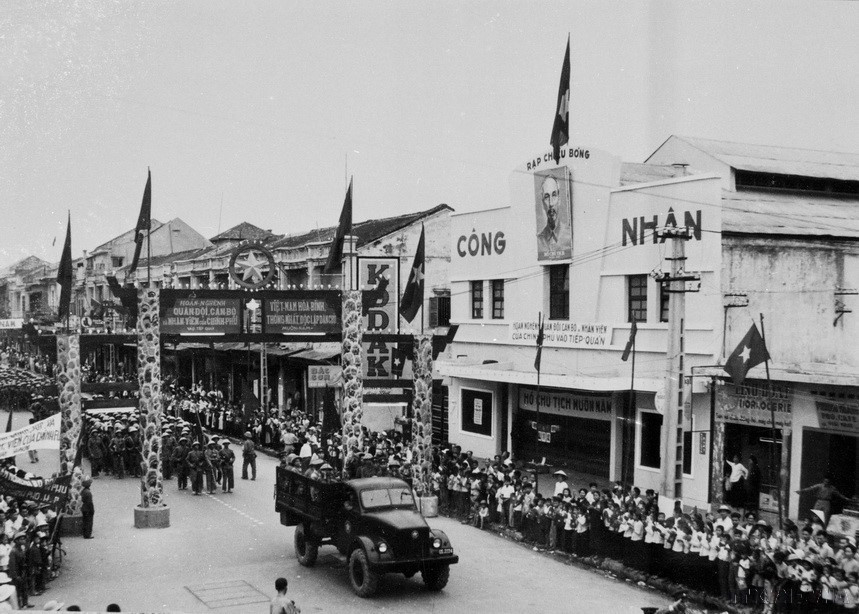 El 13 de mayo de 1955, el Ejército de Vietnam entró en Hai Phong entre vítores y la bienvenida de la población. (Foto: VNA)