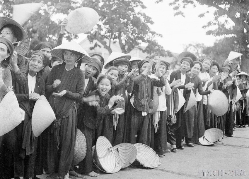 El pueblo de Hai Phong celebra con alegría la entrada del ejército vietnamita para asumir el control de la ciudad. (Foto: VNA)