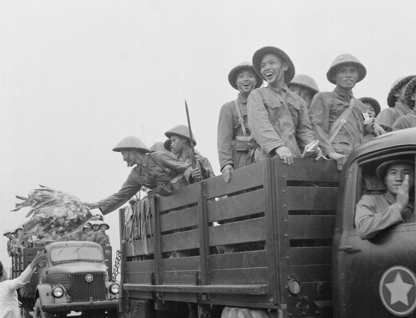 Soldados del ejército ingresando a Hai Phong el 13 de mayo de 1955 para tomar el control de la ciudad. (Foto: VNA)