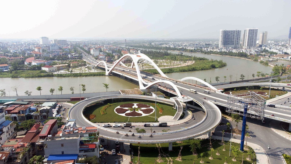 La vía de acceso al puente Rao con la forma de una flor de flamboyán de cinco pétalos, símbolo de la ciudad de Hai Phong. (Foto: VNA)