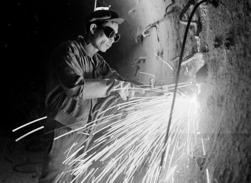Trabajadores de la fábrica de cemento de Hai Phong realizando reparaciones en el horno número 3 (abril de 1973). (Foto: VNA)