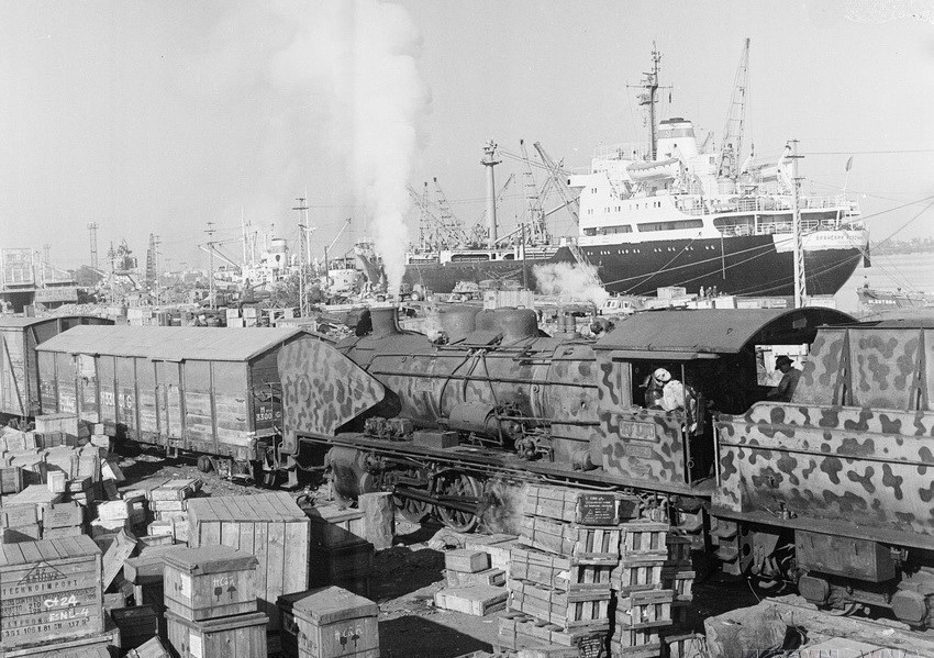 Carga y descarga de mercancías en el puerto de Hai Phong a principios de los años 70. (Foto: VNA)