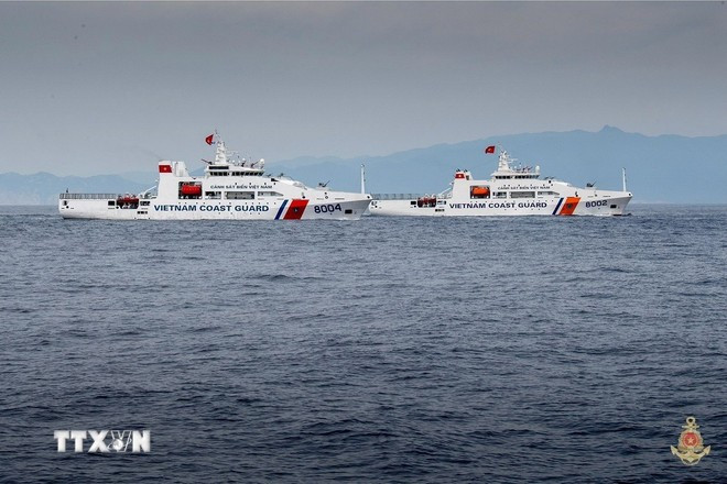 Buques de la Guardia Costera participan en un desfile marítimo. (Fuente: Armada Popular de Vietnam/VNA)