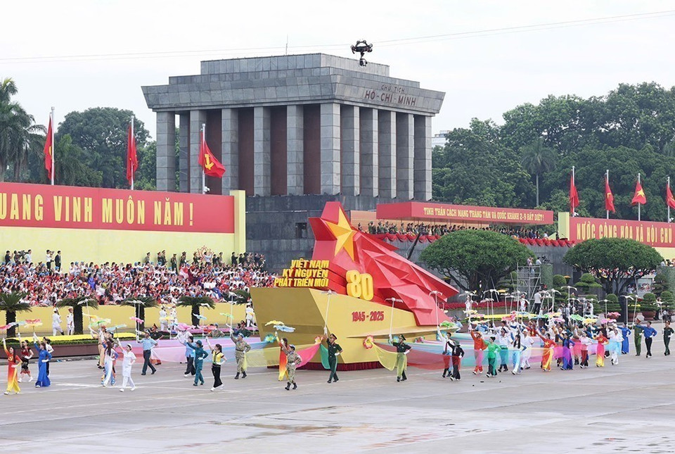 Un modelo de vehículo con el 80 aniversario de la Revolución de Agosto y el Día Nacional de la República Socialista de Vietnam. (Foto: VNA)