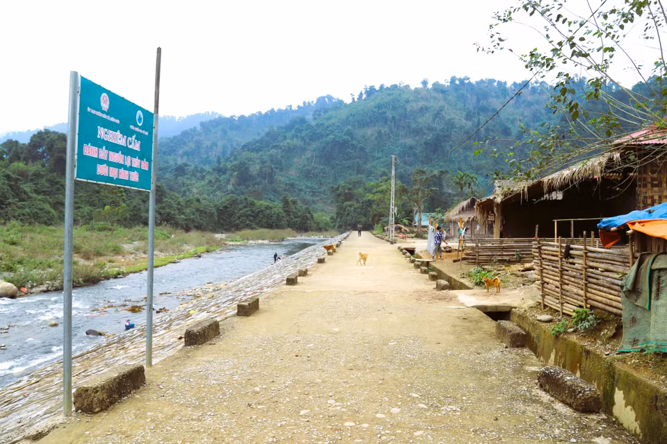 La zona posterior a la aldea Bung (comuna de Mon Son, provincia de Nghe An) cuenta ahora con un muro de contención de piedra sólido, lo que permite a la etnia Dan Lai vivir sin temor a deslizamientos de tierra durante la temporada de lluvias y tormentas. (Foto: VNA)