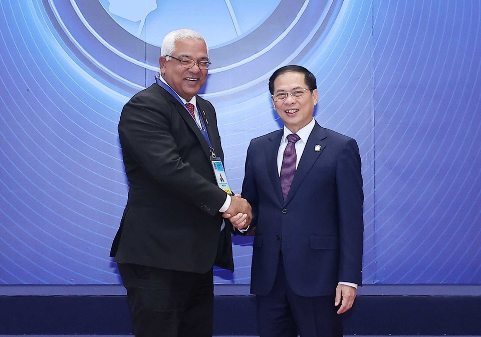El viceprimer ministro Bui Thanh Son da la bienvenida a los jefes de las delegaciones que asisten a la ceremonia de firma de la Convención de las Naciones Unidas contra la Ciberdelincuencia (Convención de Hanoi) en Hanoi. (Foto: VNA)