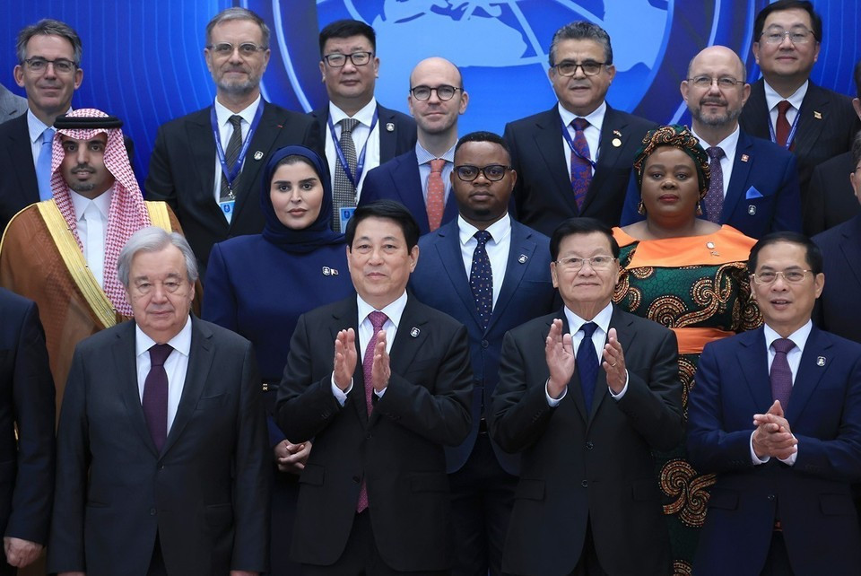 El presidente vietnamita, Luong Cuong, y el secretario general de la ONU, António Guterres, posan para una fotografía de grupo con los jefes de delegaciones en la ceremonia de firma de la Convención de Hanoi. (Foto: VNA)