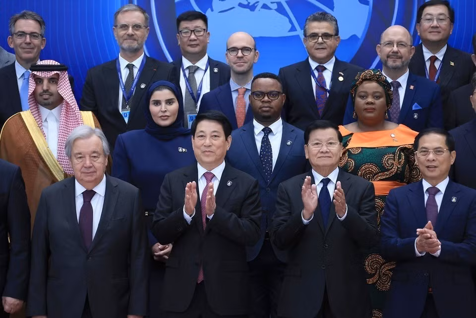 El presidente vietnamita, Luong Cuong, y el secretario general de la ONU, António Guterres, posan para una fotografía de grupo con los jefes de delegaciones en la ceremonia de firma de la Convención de Hanoi. (Foto: VNA)