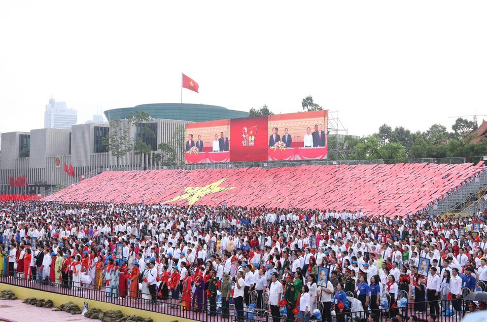 La ceremonia de saludo de la bandera tiene lugar en la Plaza Ba Dinh. (Foto: Quoc Khanh - VNA)