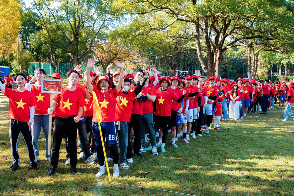 Un bloque de la comunidad participa en la formación de la bandera de Vietnam. (Foto: VNA)