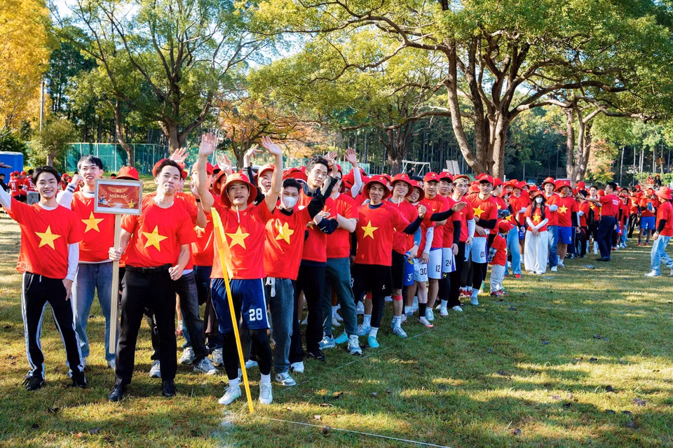 Un bloque de la comunidad participa en la formación de la bandera de Vietnam. (Foto: VNA)