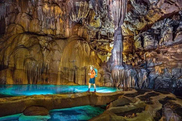 El cenote “Ac mong” (Pesadilla), con una profundidad de 250 metros y un enigmático río subterráneo en su interior, forma parte del sistema de cuevas Hung Thoong, dentro del Parque Nacional Phong Nha – Ke Bang. (Fuente: VNA)