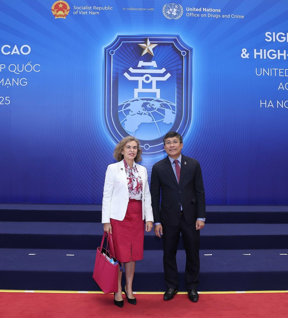 El viceministro permanente de Relaciones Exteriores, Nguyen Minh Vu, da la bienvenida a los jefes de delegación que asisten a la ceremonia de firma de la Convención de las Naciones Unidas contra la Ciberdelincuencia (Convención de Hanoi) en Hanoi. (Foto: VNA)