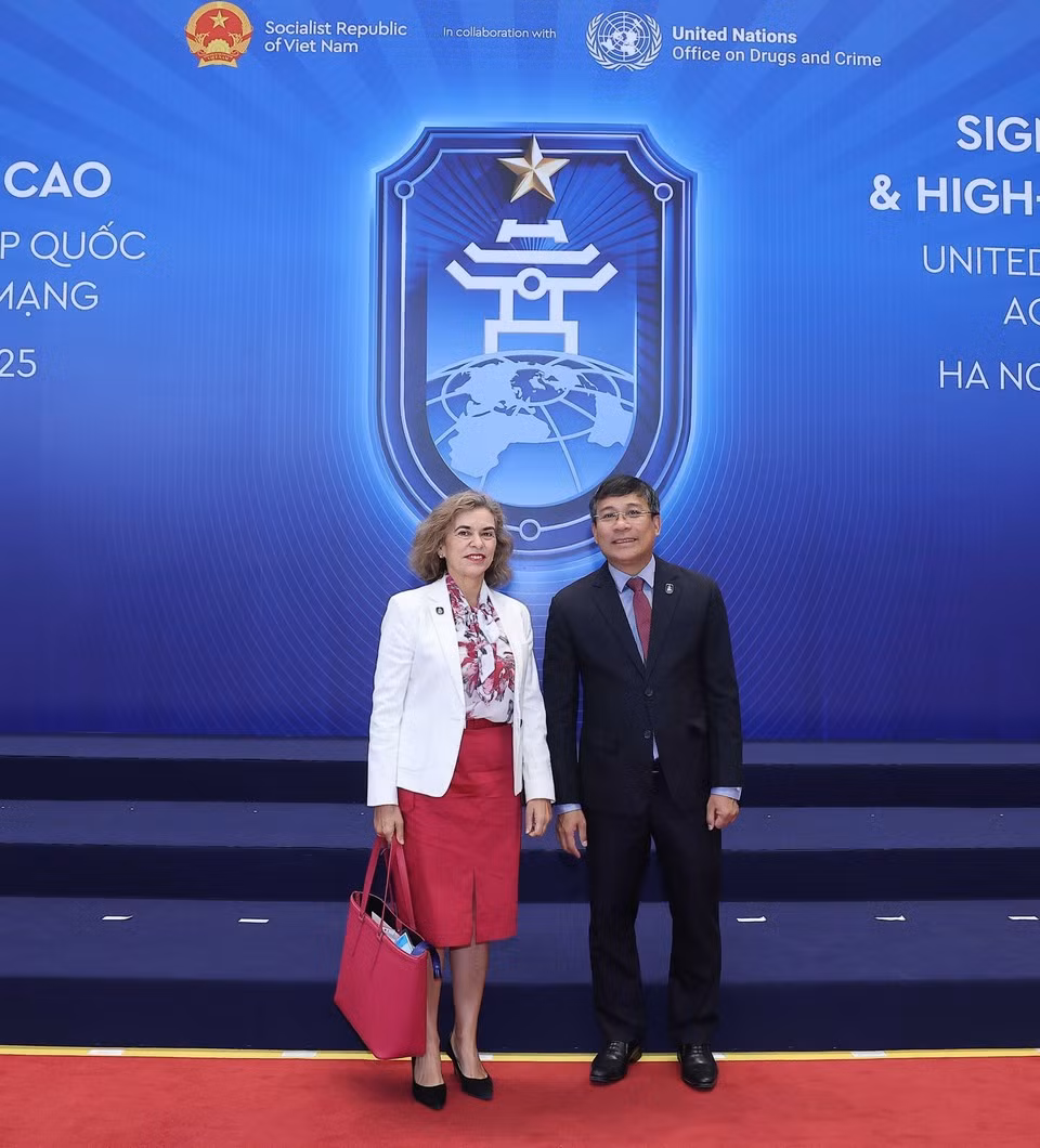 El viceministro permanente de Relaciones Exteriores, Nguyen Minh Vu, da la bienvenida a los jefes de delegación que asisten a la ceremonia de firma de la Convención de las Naciones Unidas contra la Ciberdelincuencia (Convención de Hanoi) en Hanoi. (Foto: VNA)