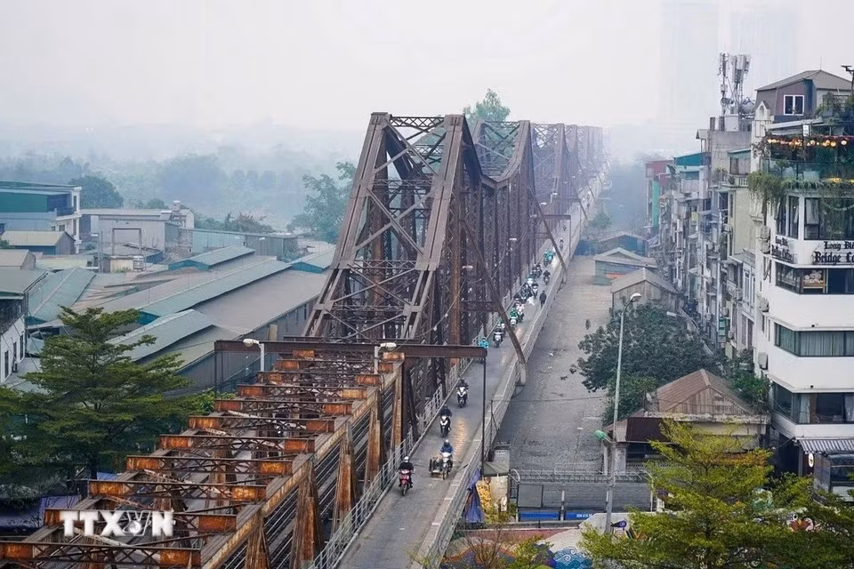El puente Long Bien está diseñado con un estilo arquitectónico francés y conecta las dos orillas del río Rojo. Con una longitud total de dos mil 290 metros y 896 metros de puente de acceso, 19 tramos de vigas de acero y 20 pilares de sólida elevación, el puente Long Bien es una de las obras más impresionantes de Hanoi. (Foto: VNA)