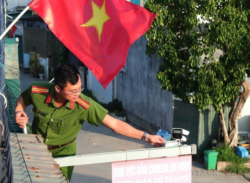 El mayor Ho Kien Trung, jefe de la policía de la comuna Van Hai, distrito Quynh Luu, provincia de Nghe An, inspecciona y mantiene cámaras de seguridad instaladas en las aldeas de dicha comuna. (Foto: VNA)
