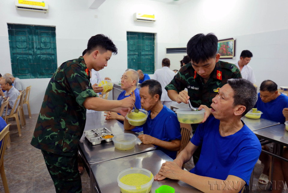Voluntarios participan en la asistencia a los heridos y enfermos de guerra en el Centro de Rehabilitación para Heridos de Guerra de Kim Bang, barrio Tam Chúc, provincia de Ninh Binh (julio de 2025). (Fuente: VNA)