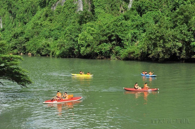 Los turistas reman en kayak para explorar la belleza del río Chay en el Parque Nacional Phong Nha – Ke Bang. (Foto: VNA)