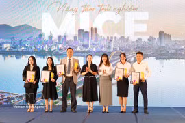 La ciudad de Da Nang otorgó el premio “MICE – The Rising Wave” a destacadas empresas del sector turístico en reconocimiento a su contribución a la atracción de turistas MICE a Da Nang. (Foto: VNA)