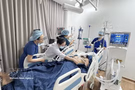 Médicos tratan a las víctimas del vuelco de una lancha en Phu Quoc. (Foto: VNA)